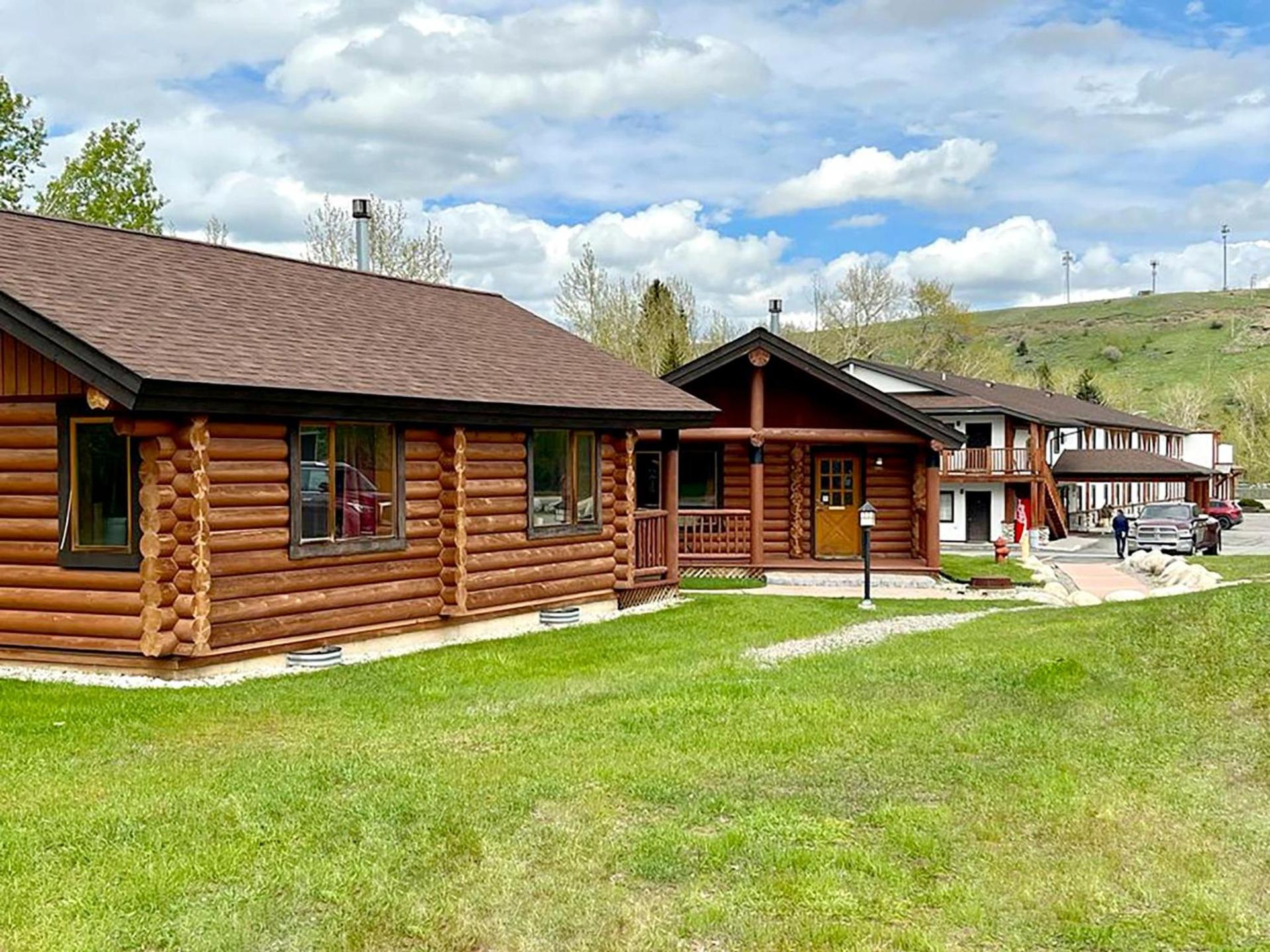 Beartooth Hideaway Inn & Cabins photo 2