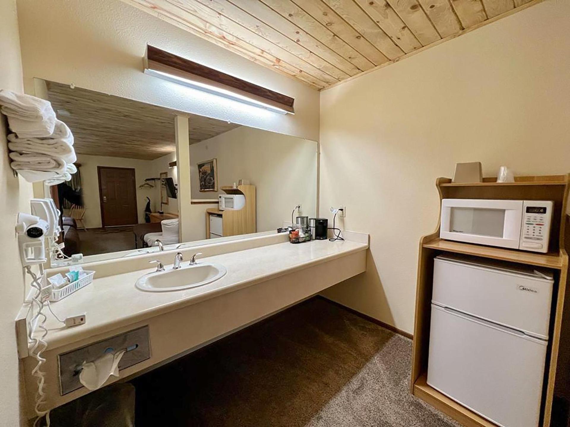 Beartooth Hideaway Inn & Cabins photo 31