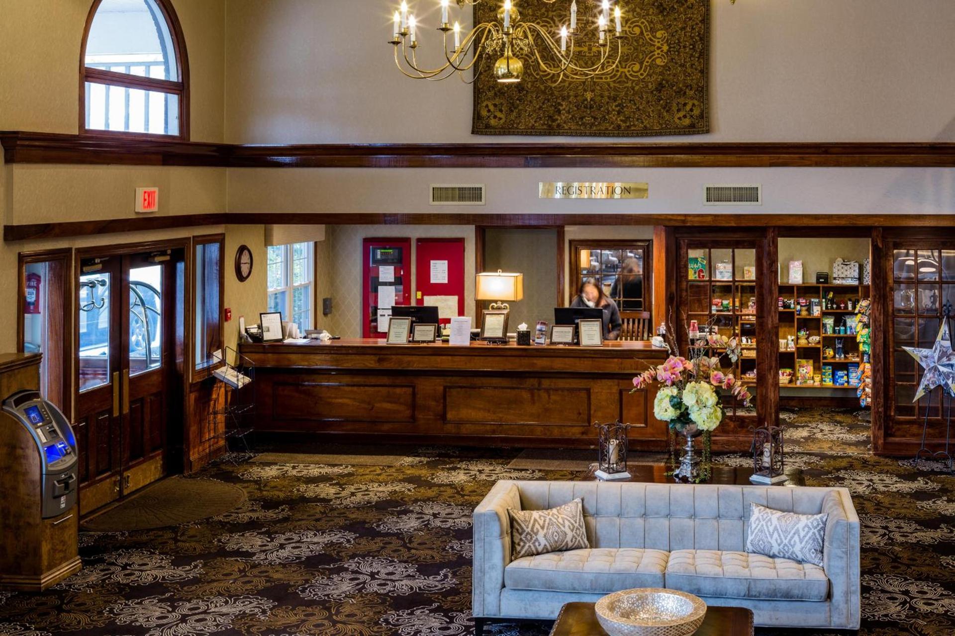 Colonial Hotel photo 11