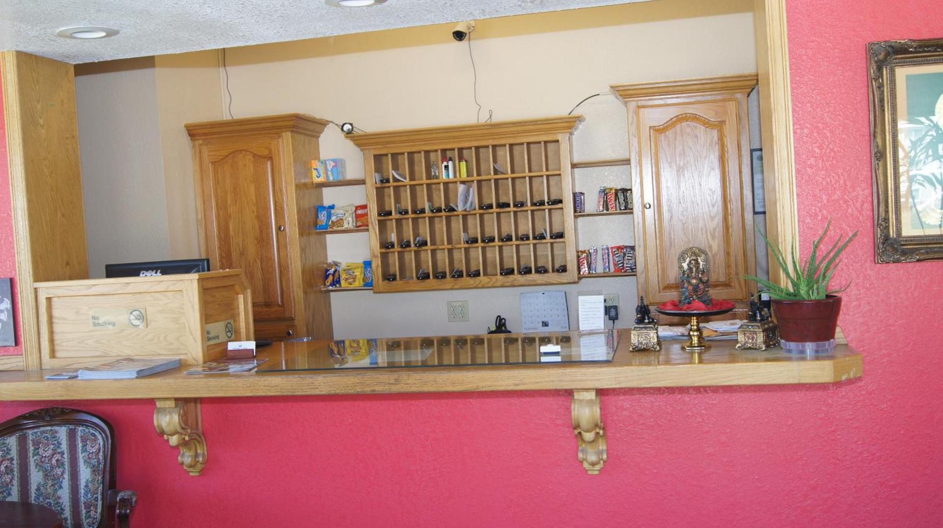 Holiday Lodge & Suites photo 2