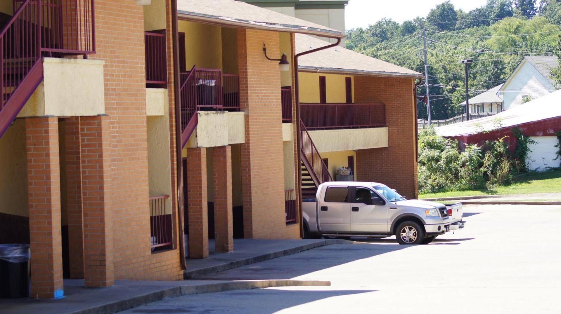 Holiday Lodge & Suites photo 9