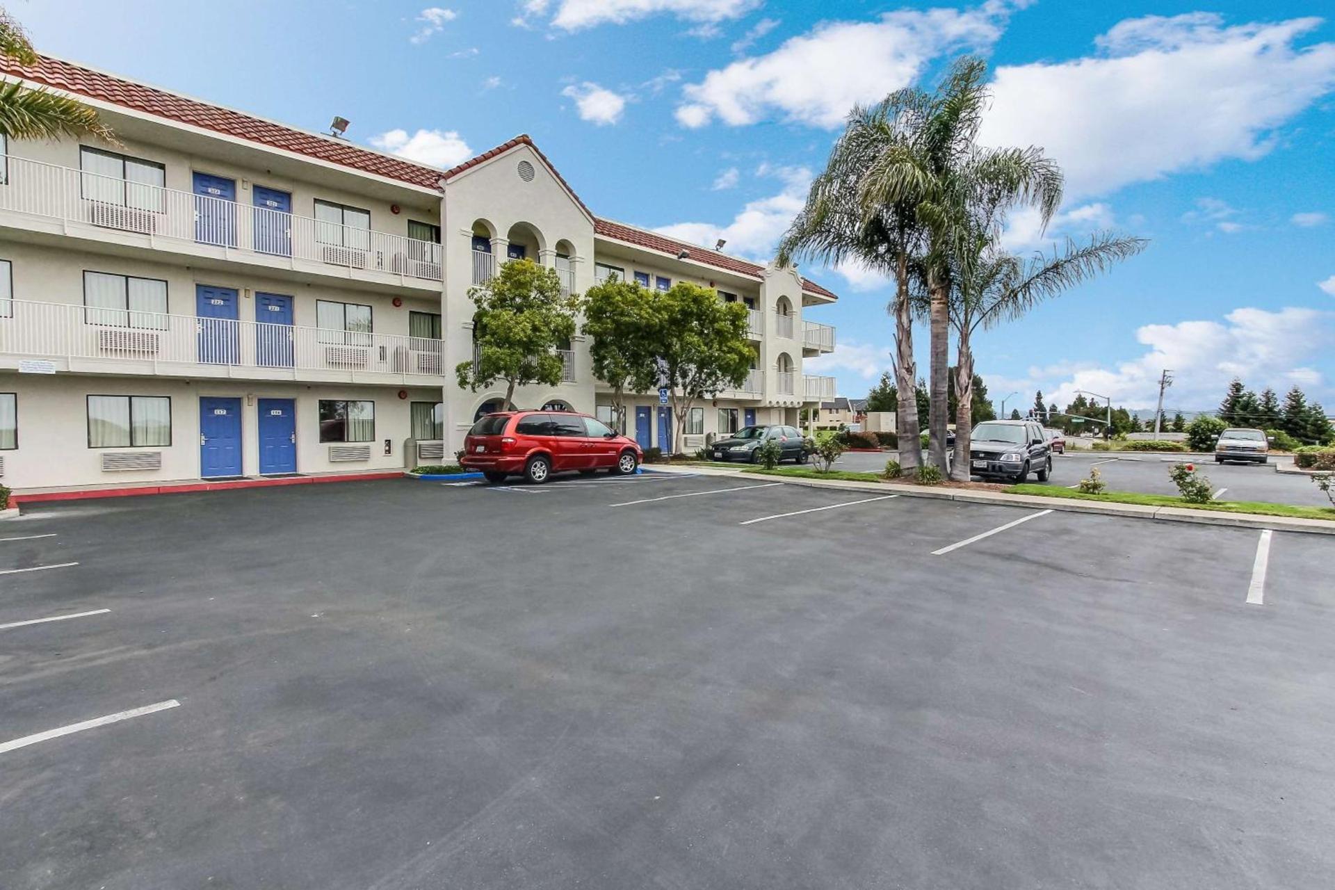 Hotel B5 -Watsonville photo 2