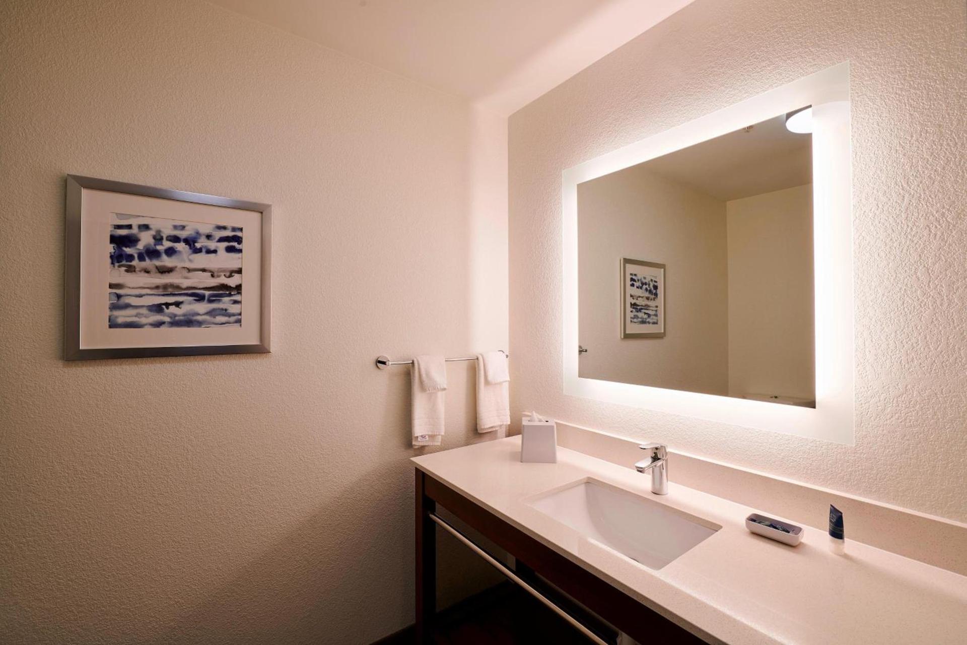 Four Points by Sheraton Cleveland-Eastlake photo 24
