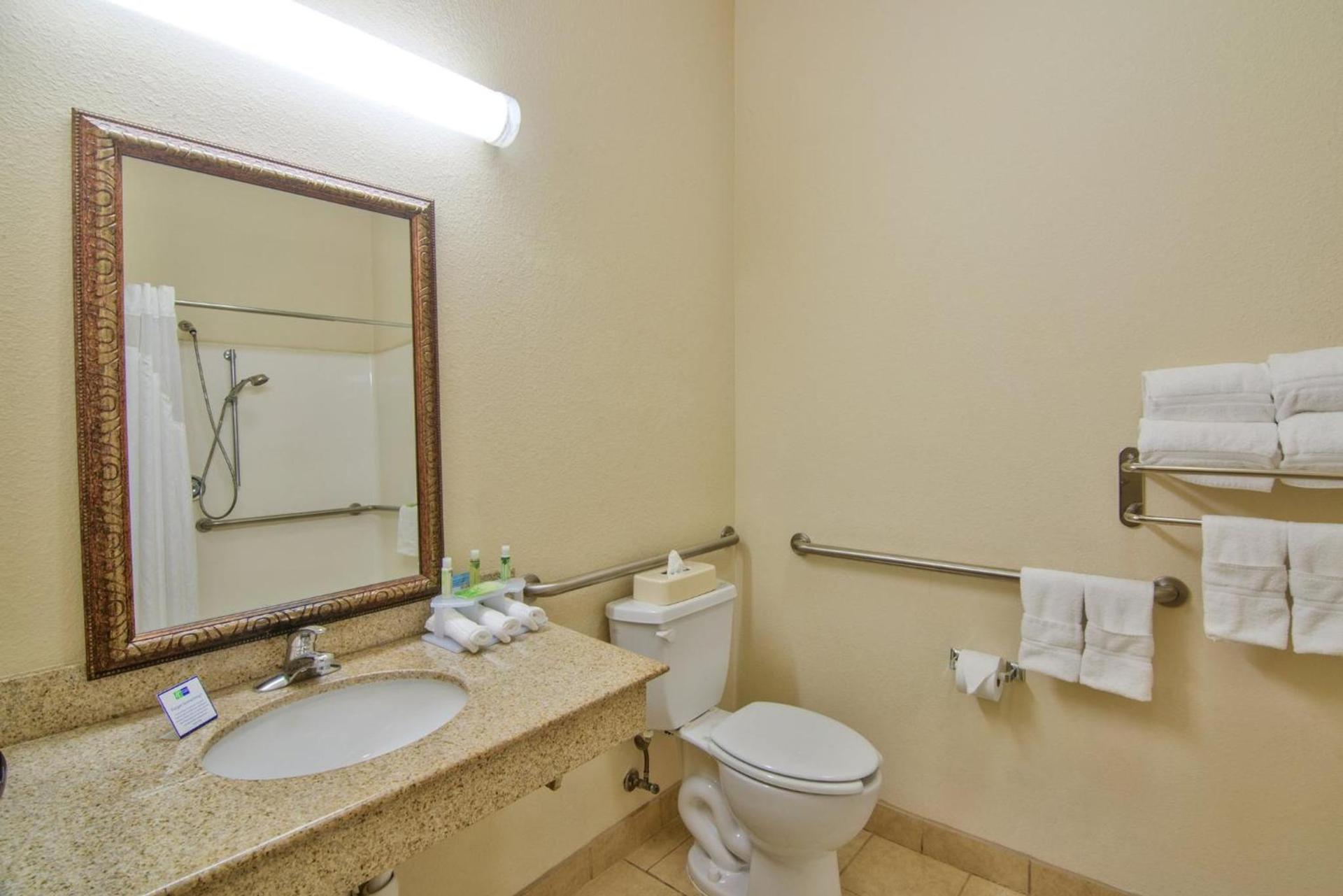 Country Inn & Suites by Radisson, Terrell photo 20