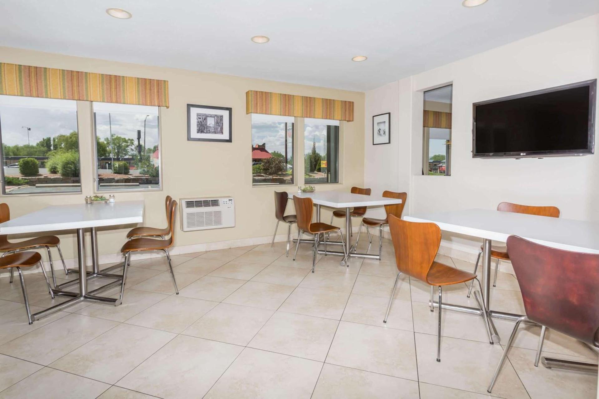 Super 8 by Wyndham Montrose photo 14