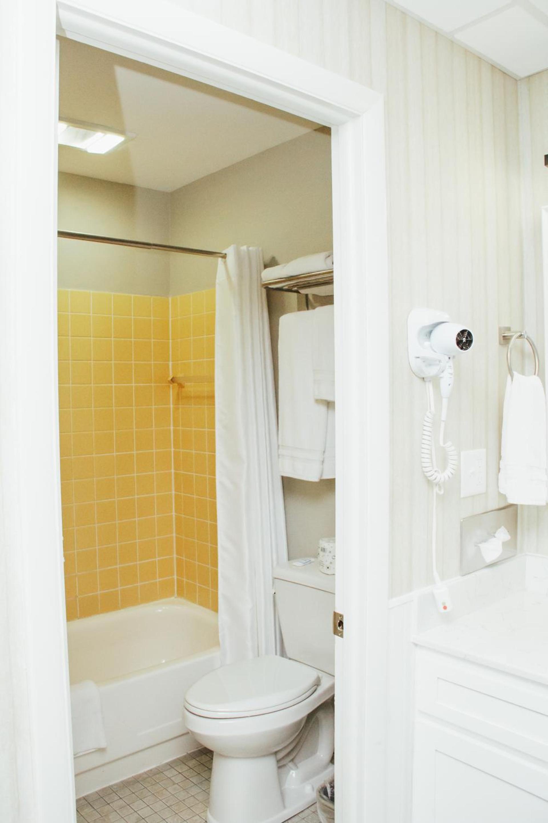 Country Squire Inn and Suites photo 32