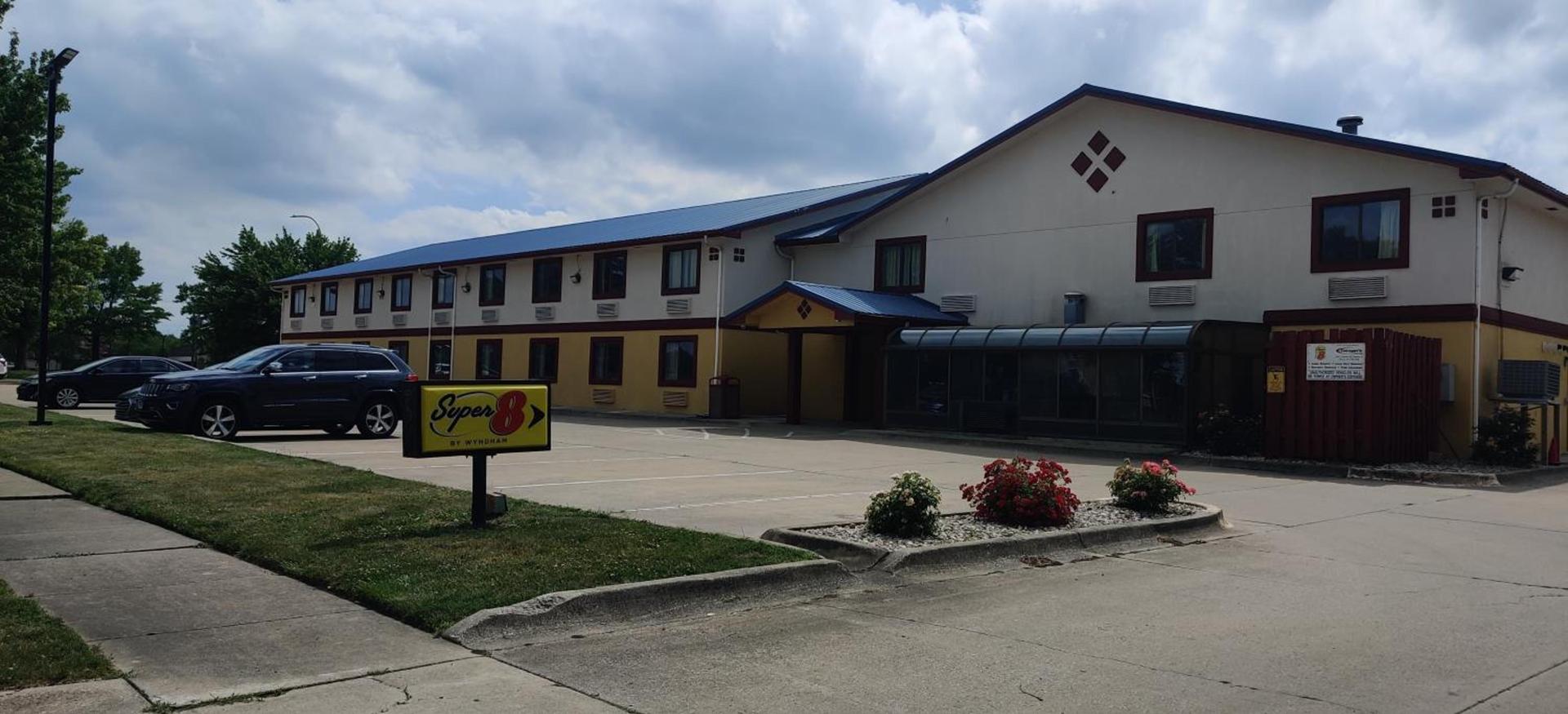 Super 8 by Wyndham Champaign photo 2