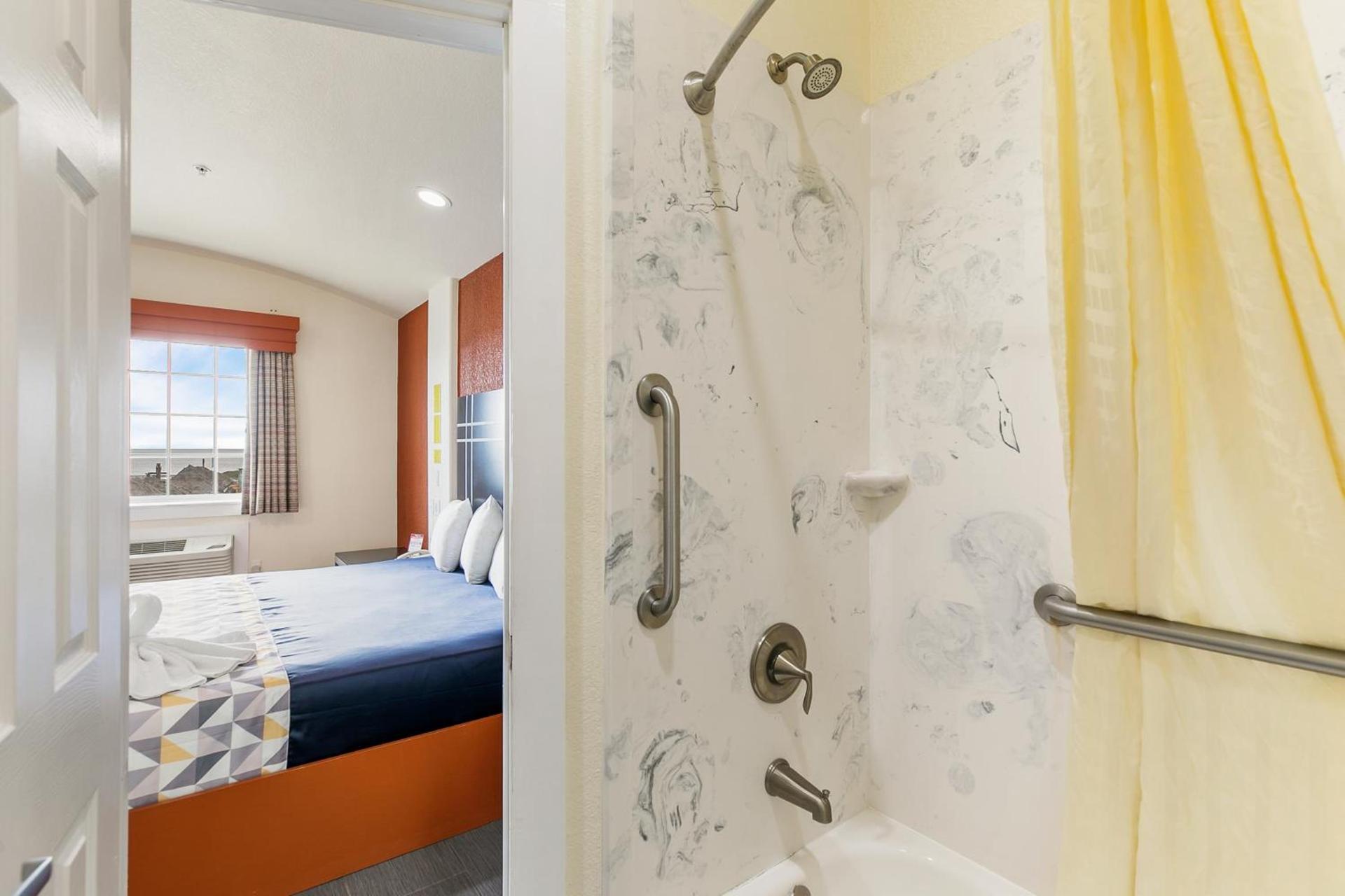 Lighthouse Inn photo 65