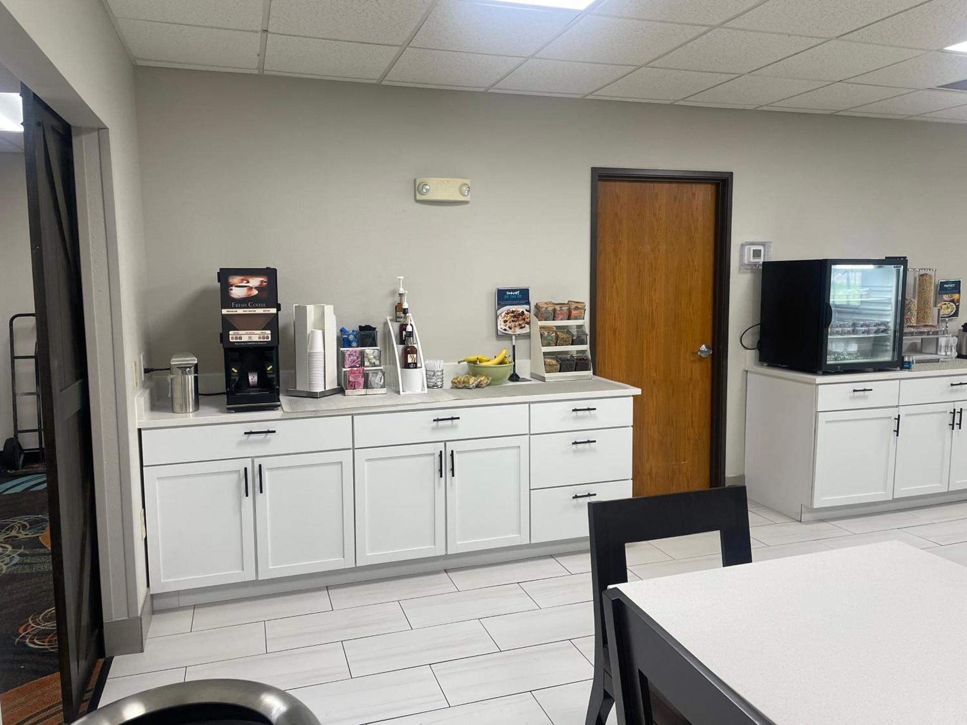 Red Roof Inn & Suites Tomah photo 35