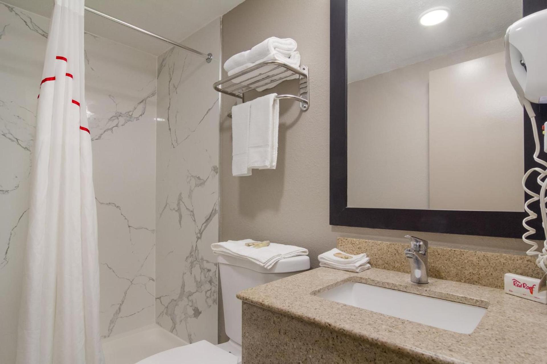 Red Roof Inn & Suites Brunswick I-95 photo 33