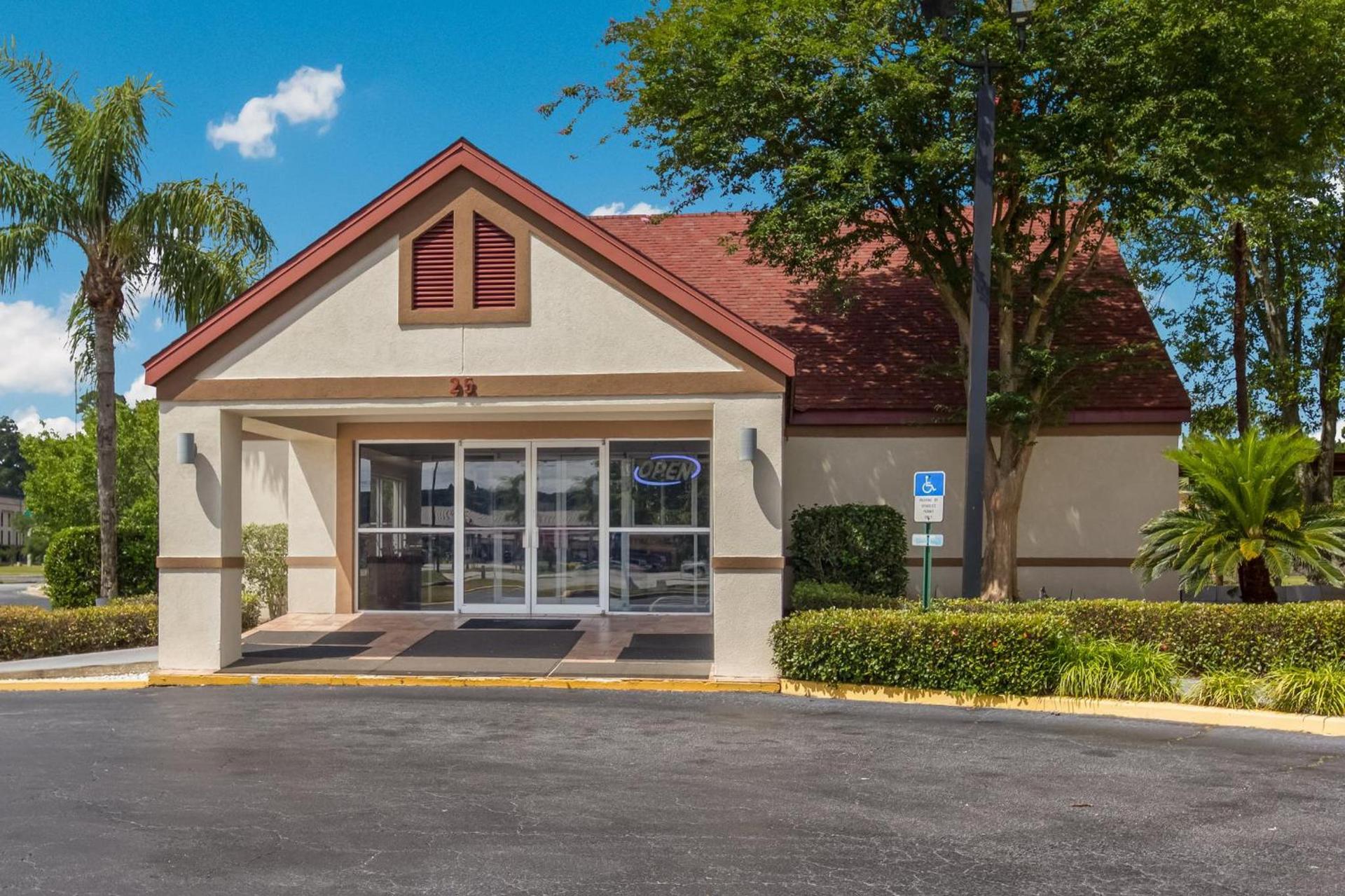 Red Roof Inn & Suites Brunswick I-95 photo 2