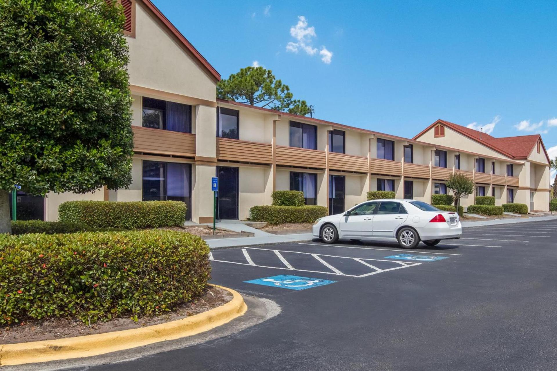 Red Roof Inn & Suites Brunswick I-95 photo 8