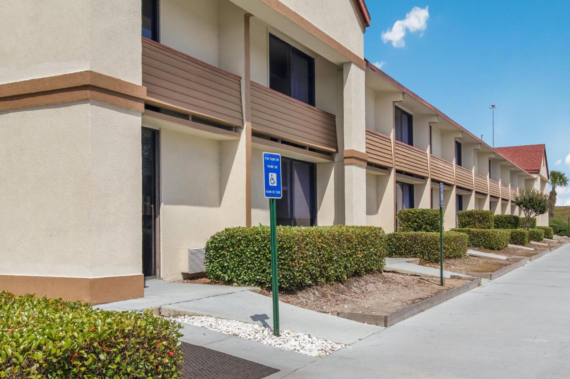 Red Roof Inn & Suites Brunswick I-95 photo 9