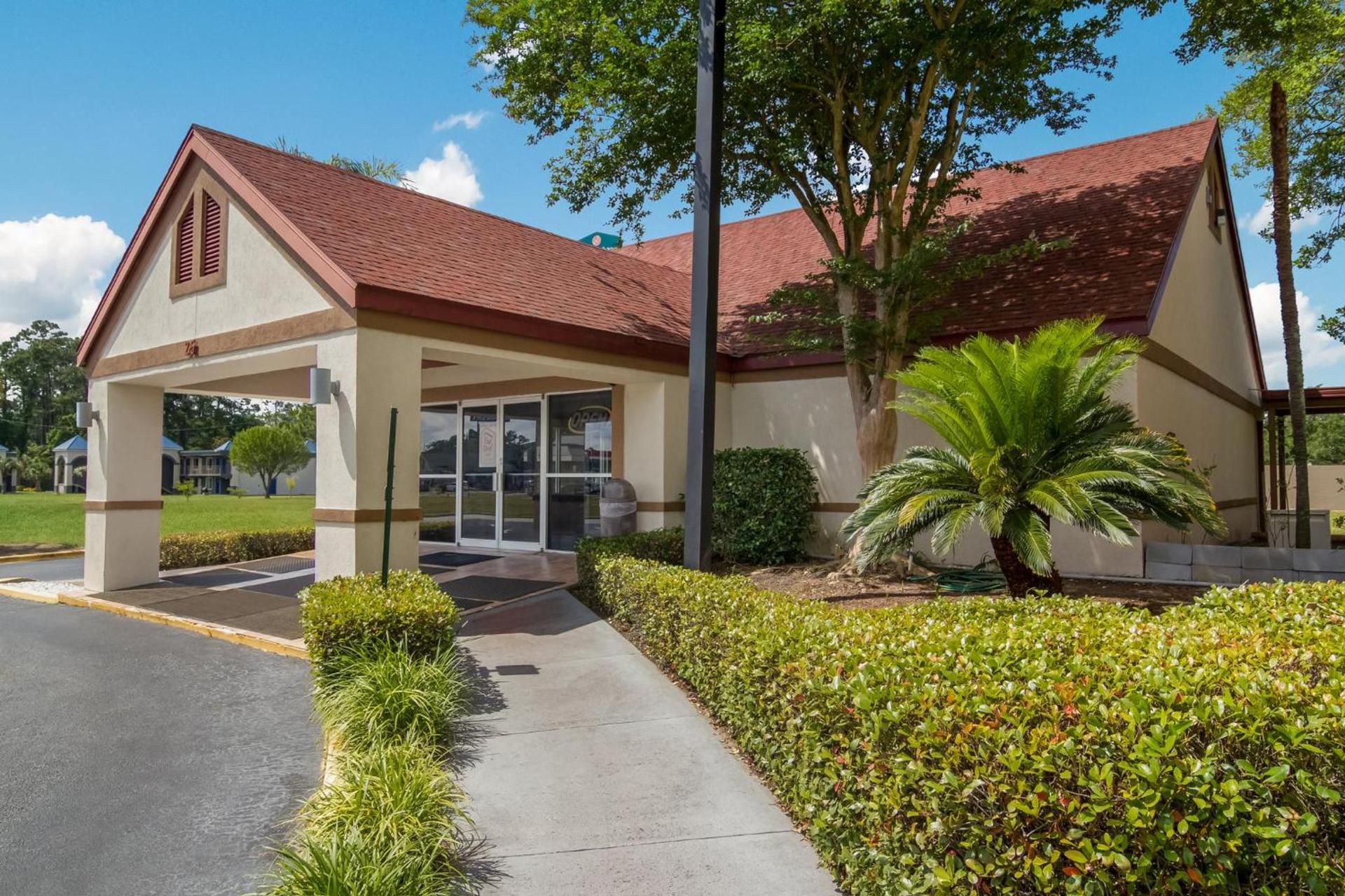 Red Roof Inn & Suites Brunswick I-95 photo 5