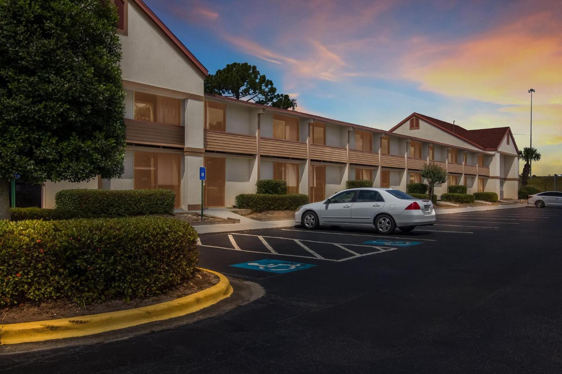 Red Roof Inn & Suites Brunswick I-95 photo 11