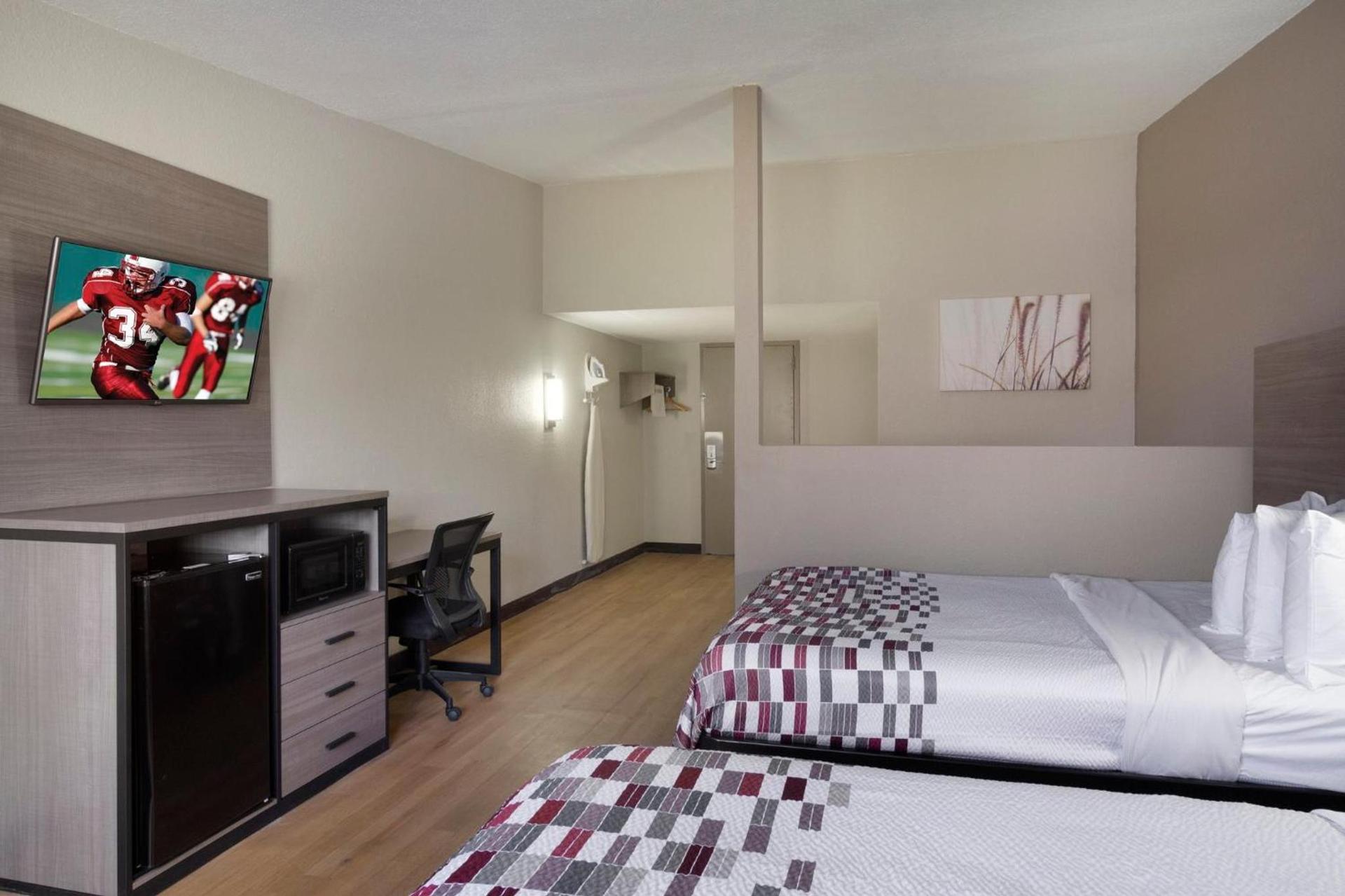 Red Roof Inn & Suites Brunswick I-95 photo 31