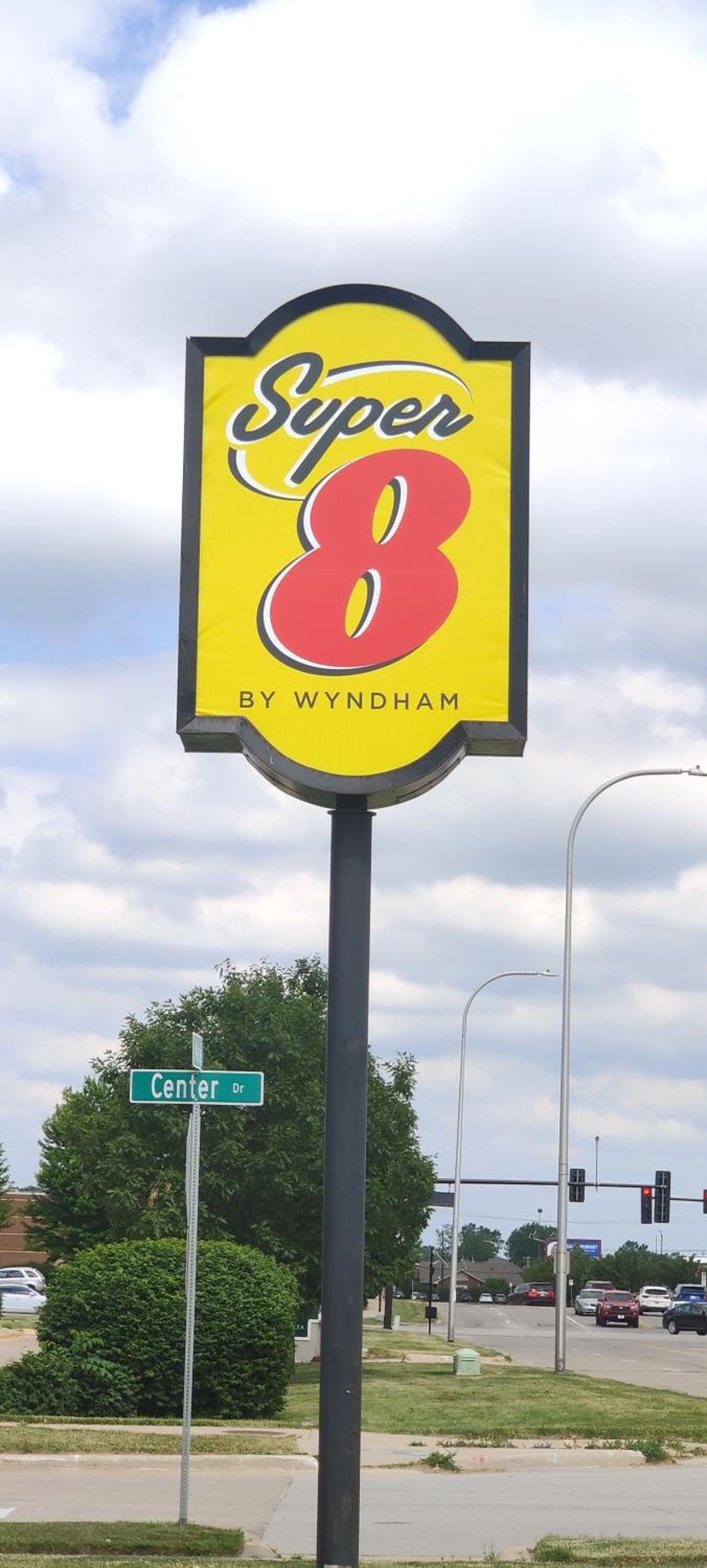 Super 8 by Wyndham Champaign photo 3