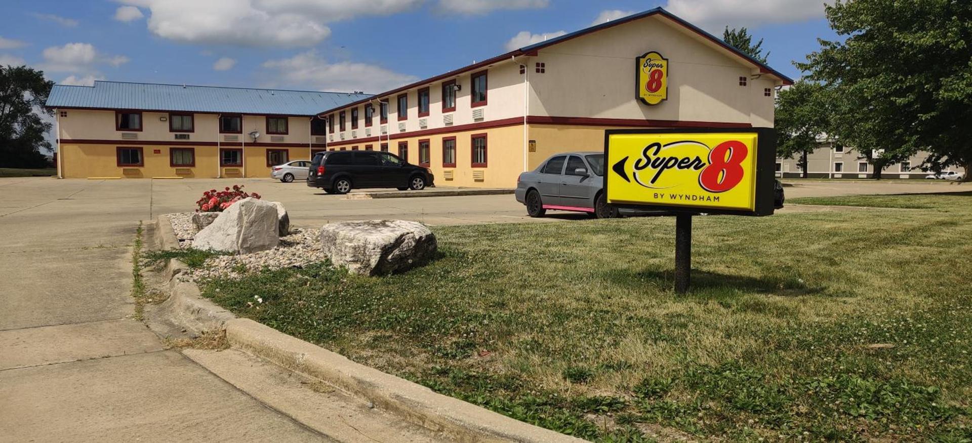 Super 8 by Wyndham Champaign photo 1
