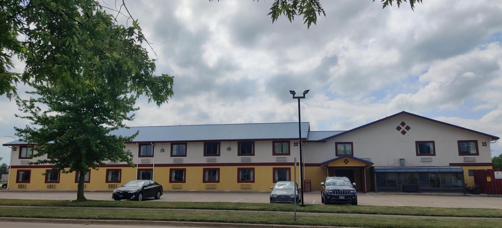 Super 8 by Wyndham Champaign photo 4