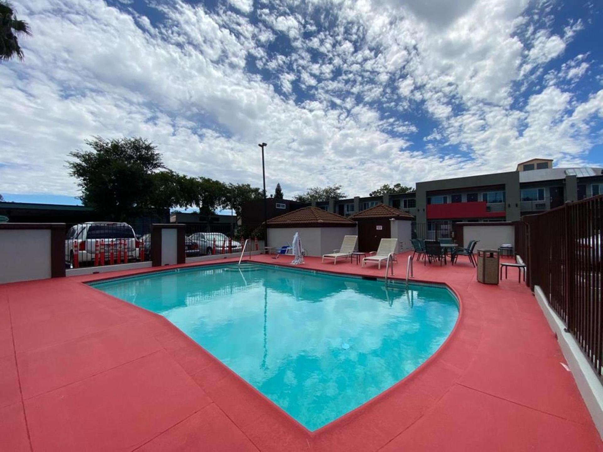 Days Inn by Wyndham Chico photo 7