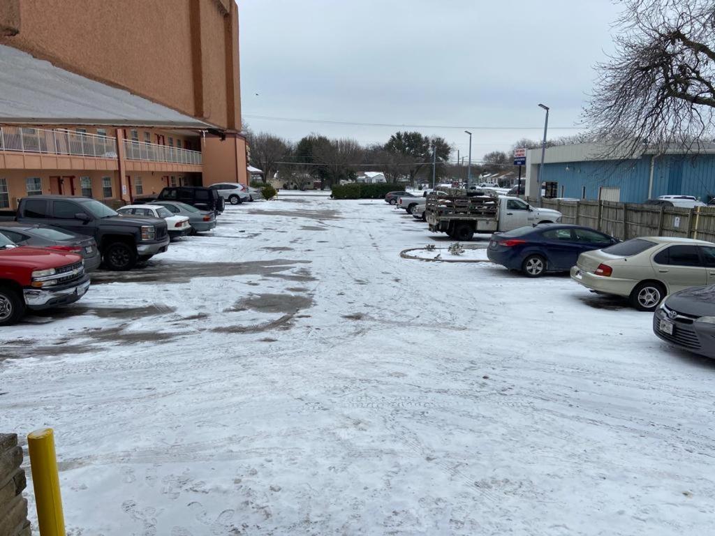 Benbrook Inn & Suites photo 4