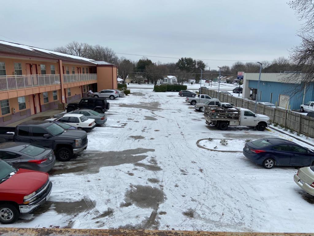 Benbrook Inn & Suites photo 5