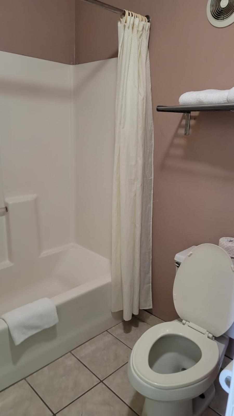 Benbrook Inn & Suites photo 6