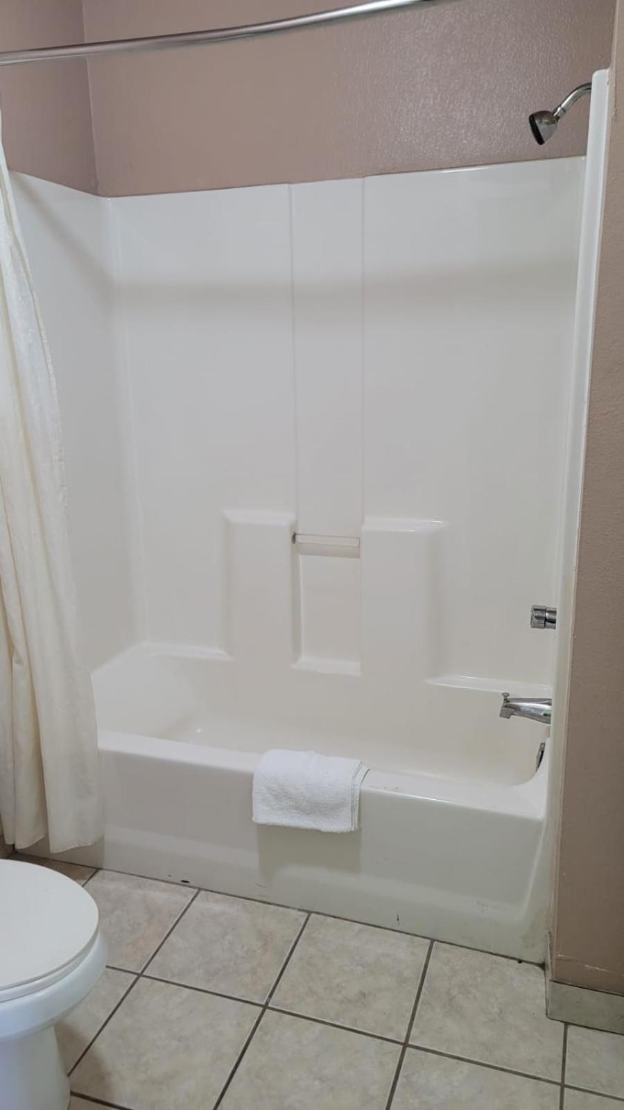 Benbrook Inn & Suites photo 7
