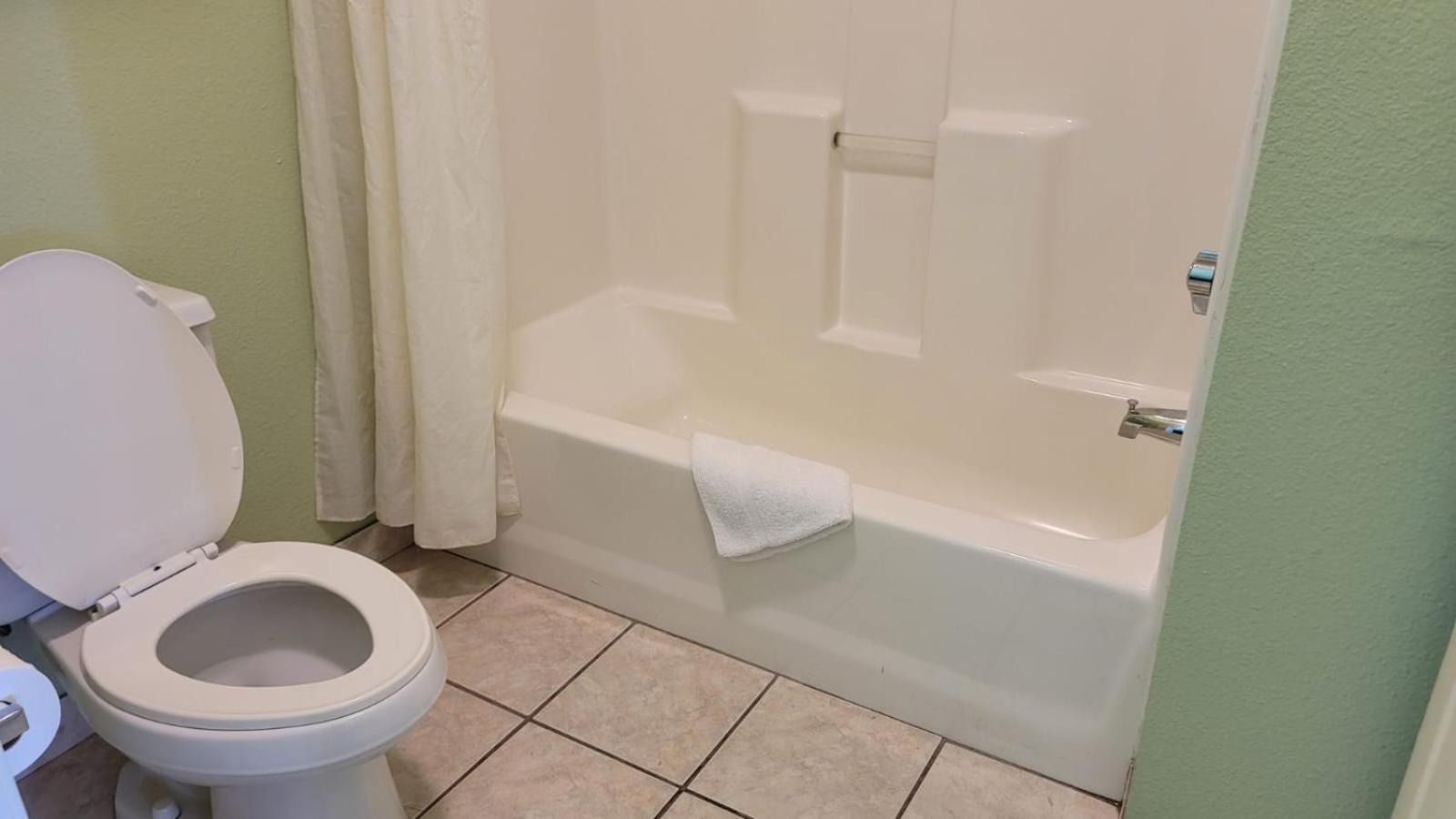 Benbrook Inn & Suites photo 8