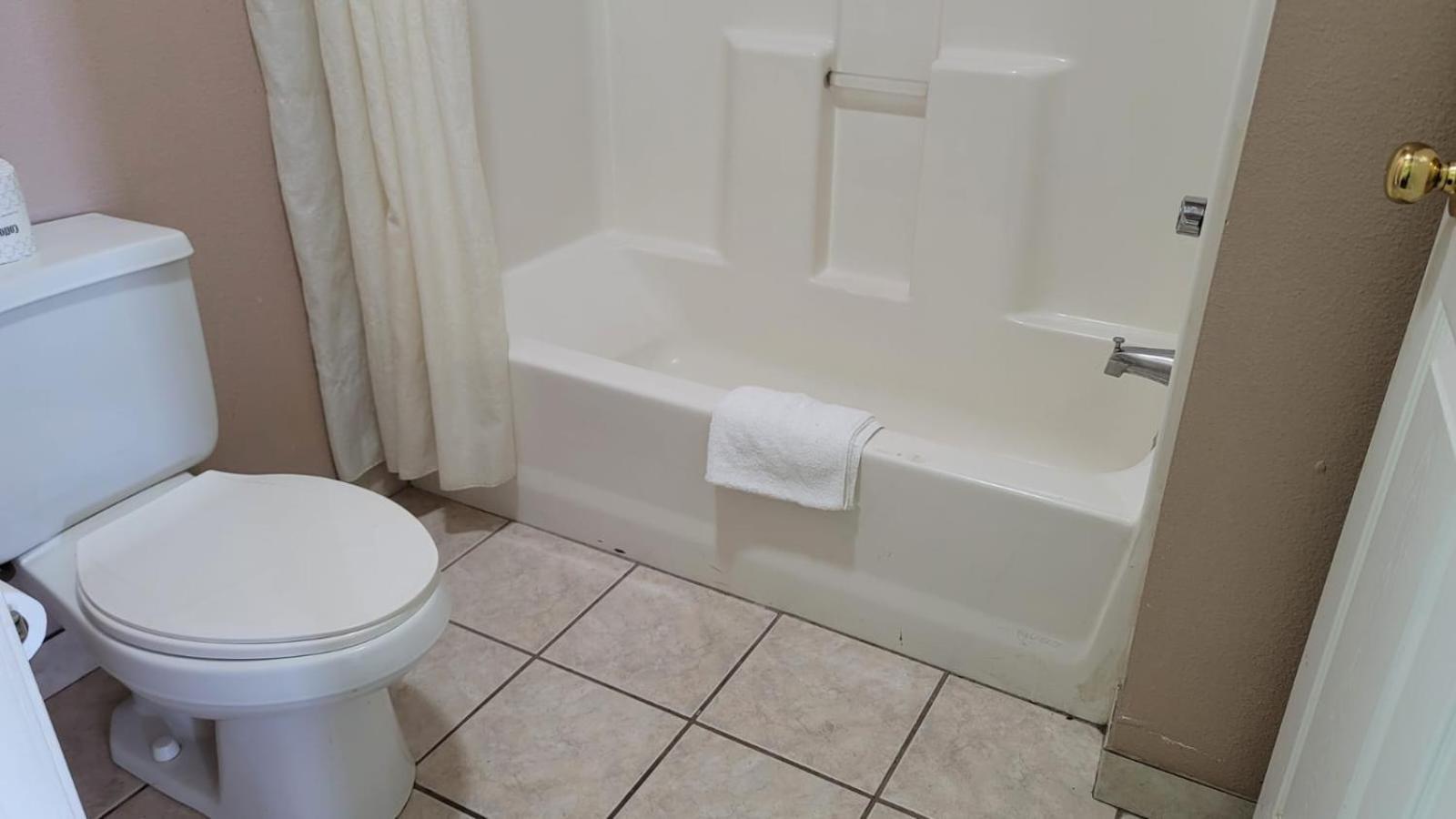 Benbrook Inn & Suites photo 9