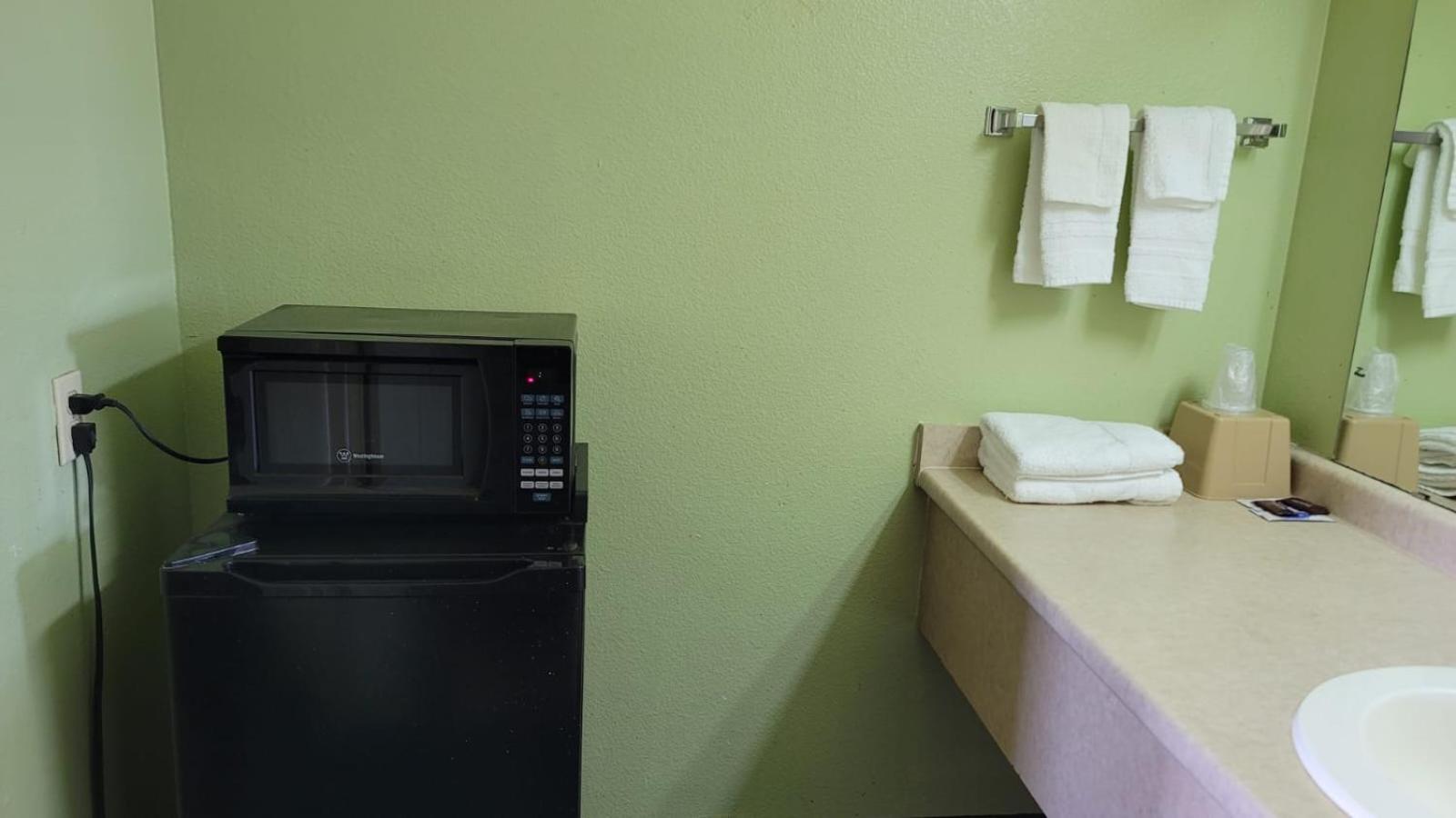 Benbrook Inn & Suites photo 10