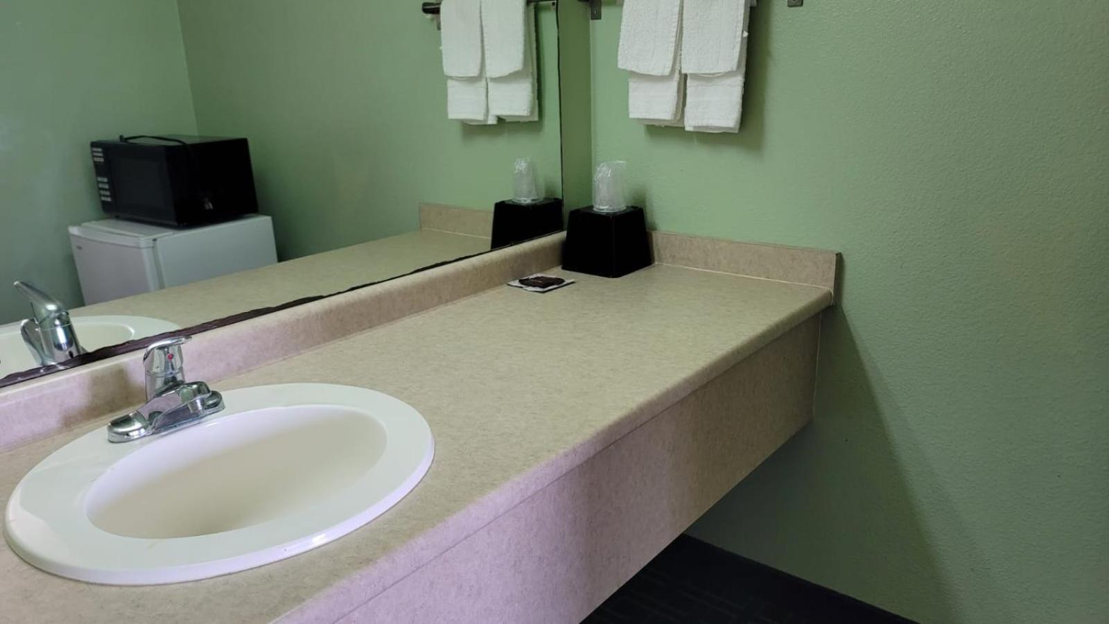 Benbrook Inn & Suites photo 11