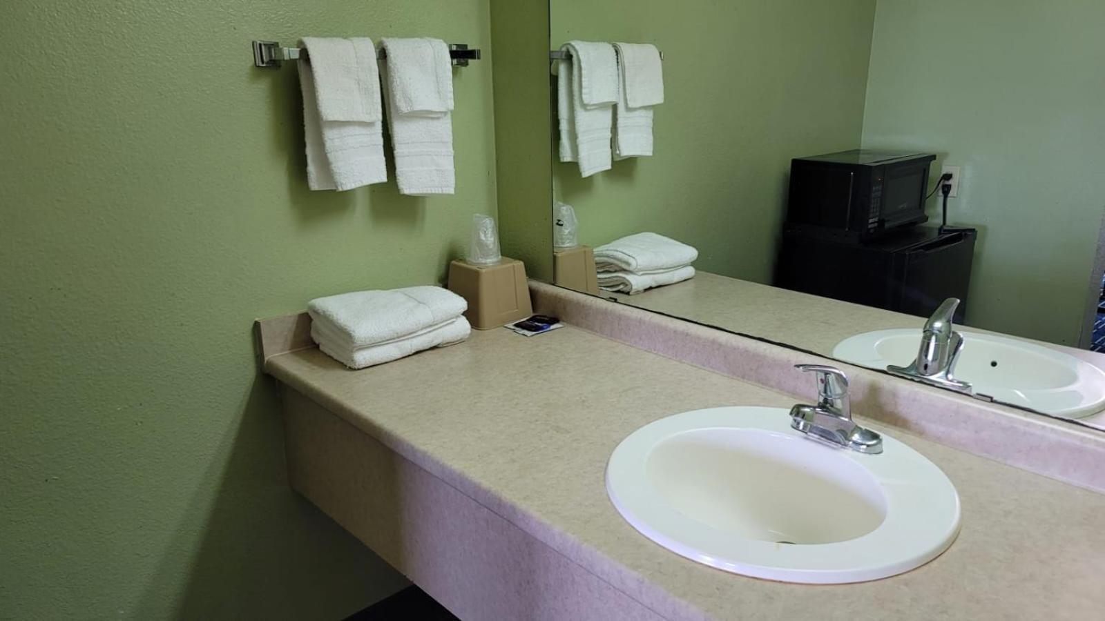 Benbrook Inn & Suites photo 12