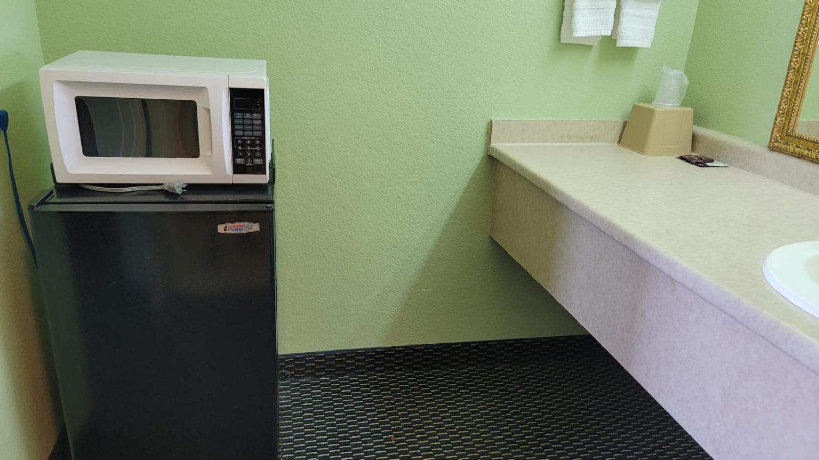 Benbrook Inn & Suites photo 14