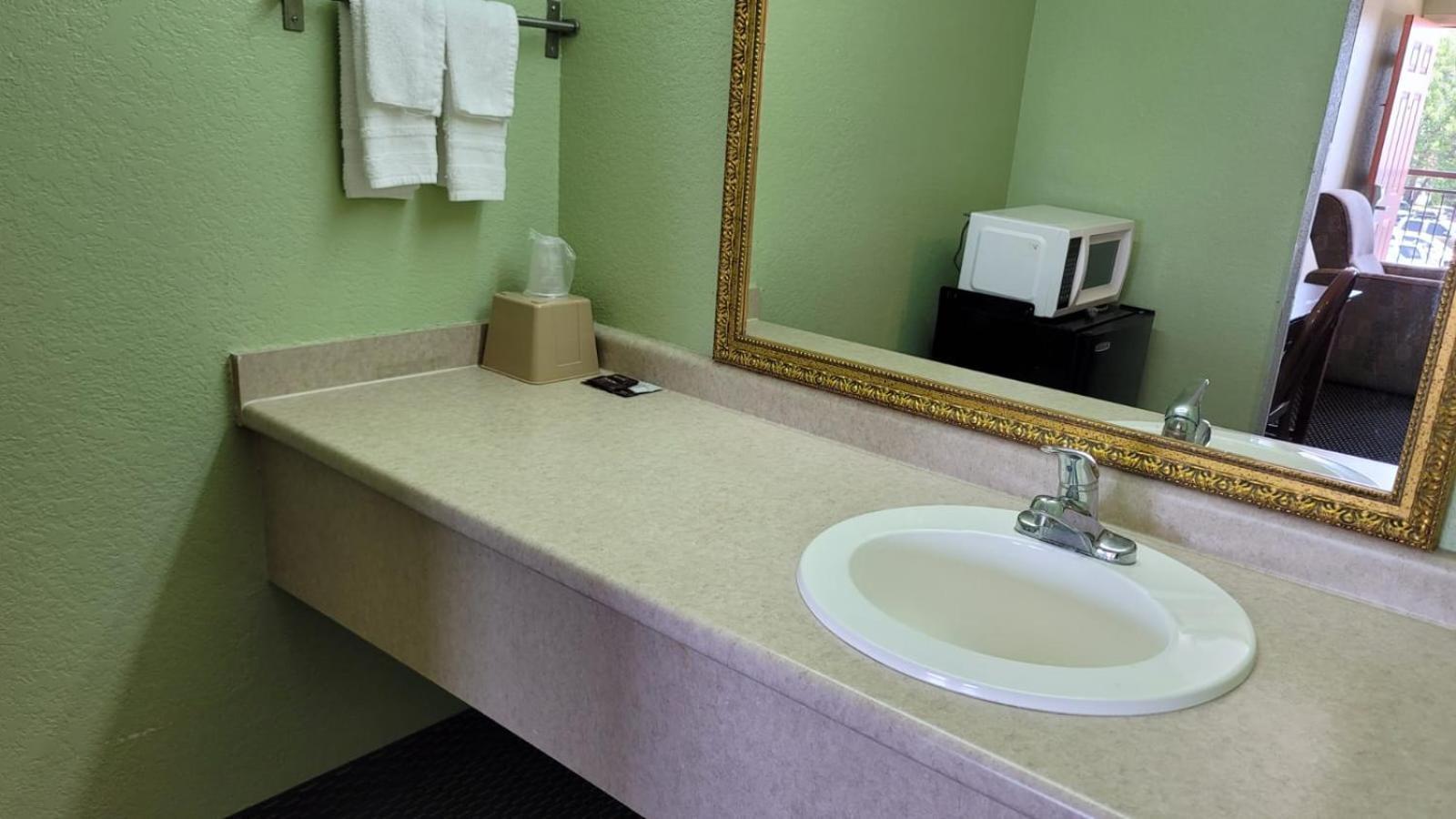 Benbrook Inn & Suites photo 15