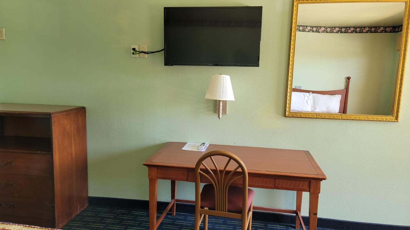 Benbrook Inn & Suites photo 16
