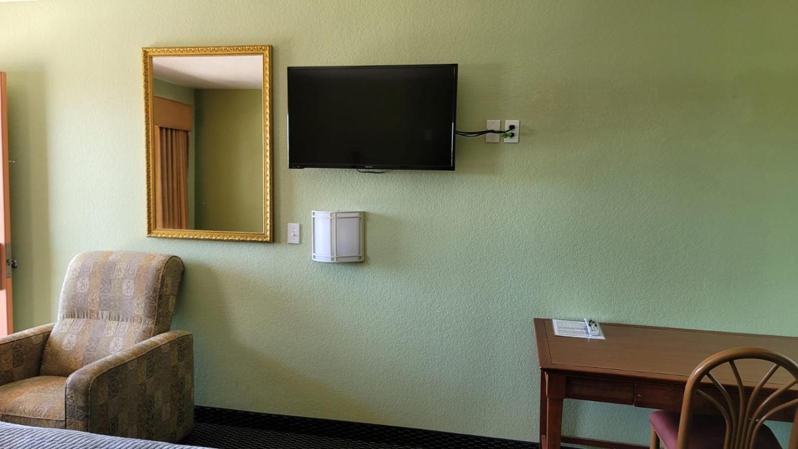 Benbrook Inn & Suites photo 17
