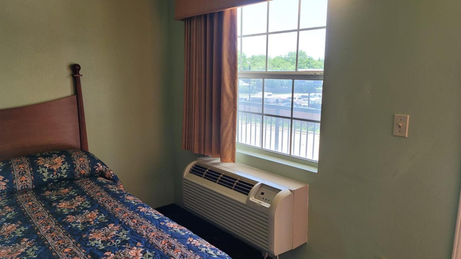 Benbrook Inn & Suites photo 18
