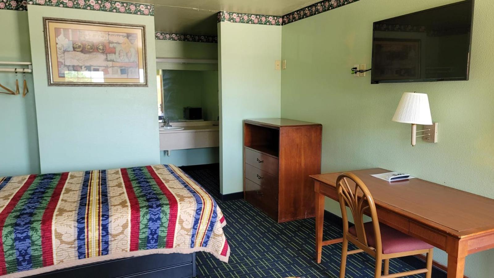 Benbrook Inn & Suites photo 24