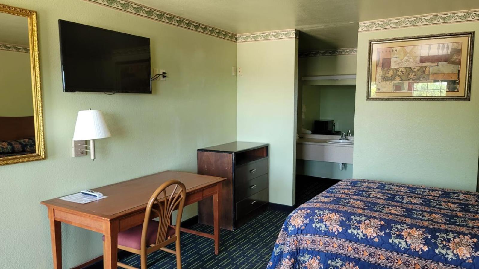 Benbrook Inn & Suites photo 25