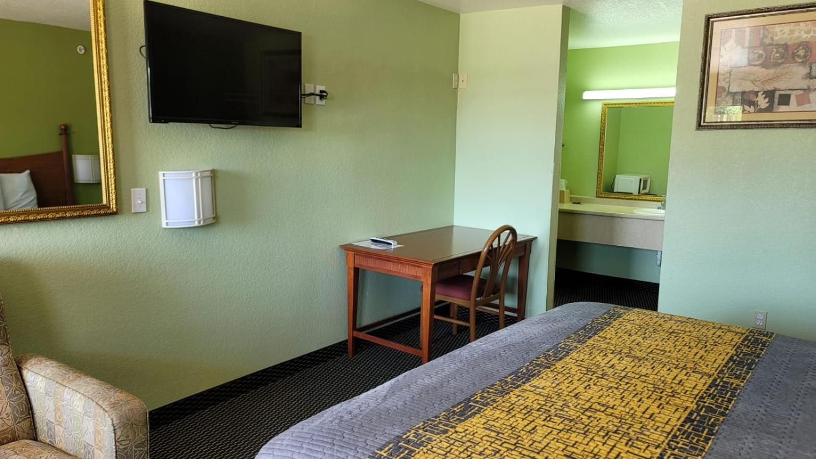 Benbrook Inn & Suites photo 26