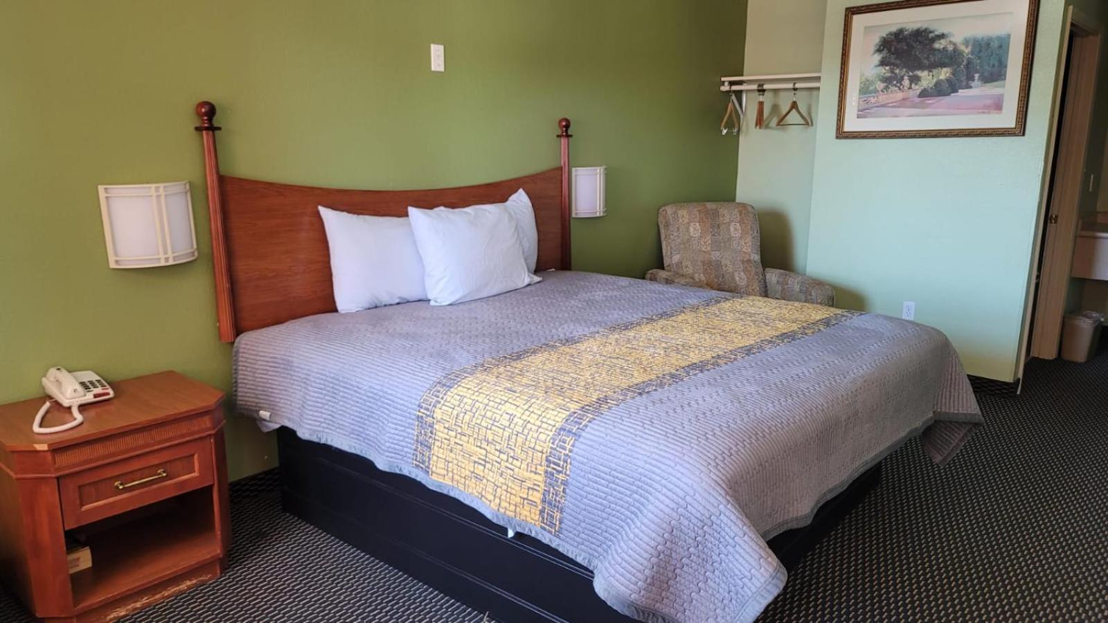 Benbrook Inn & Suites photo 38