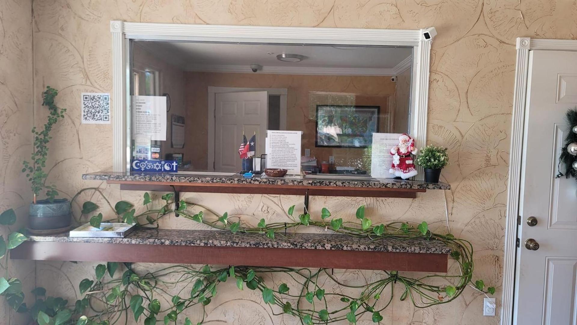 Benbrook Inn & Suites photo 27