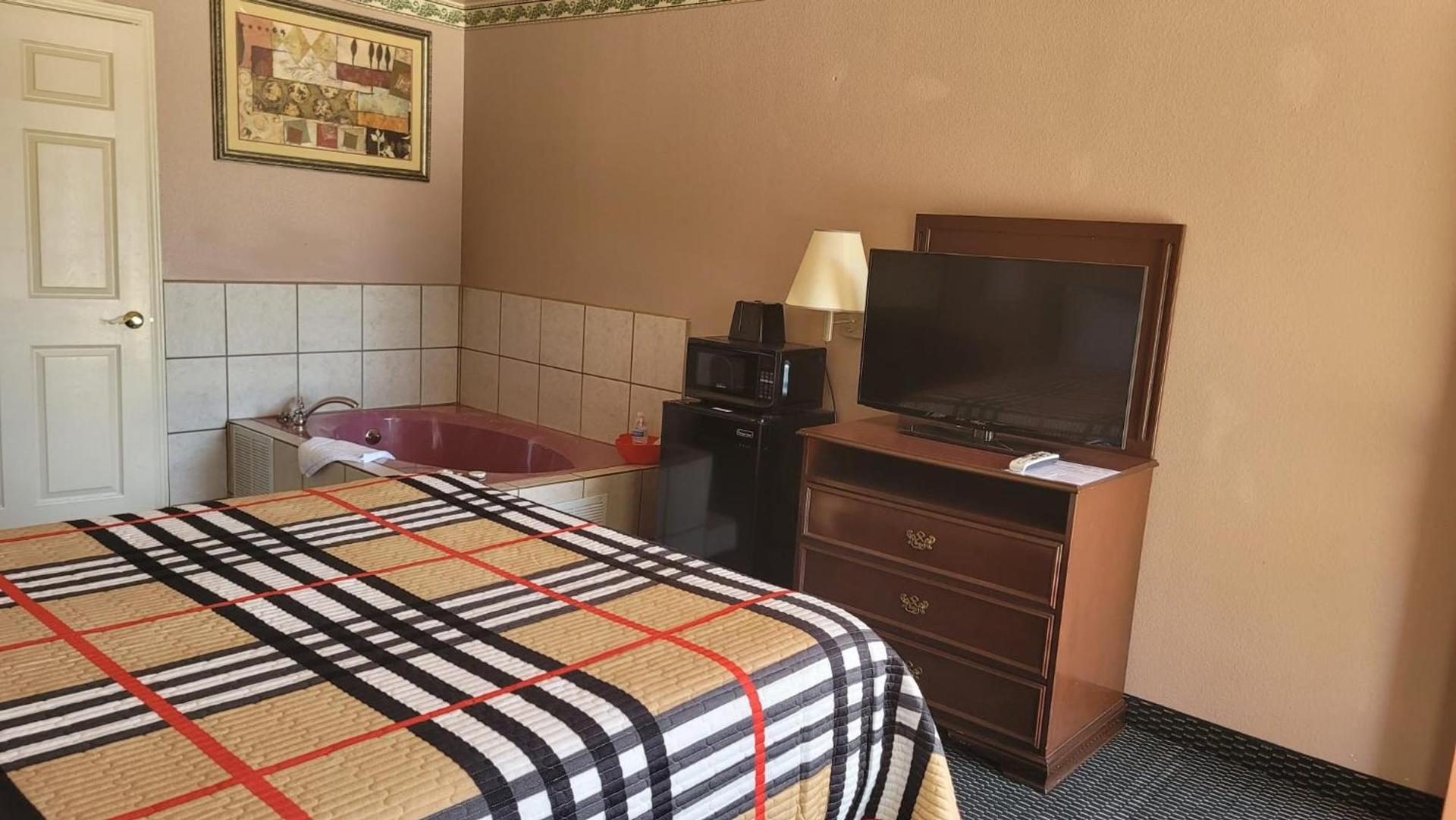Benbrook Inn & Suites photo 28