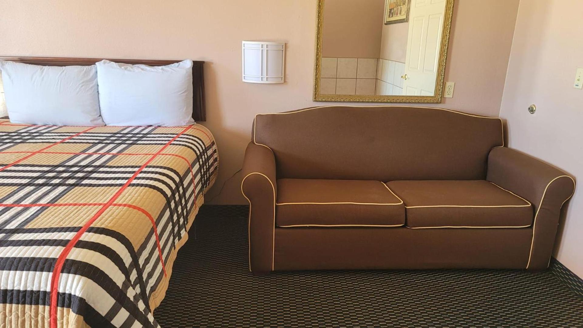 Benbrook Inn & Suites photo 30