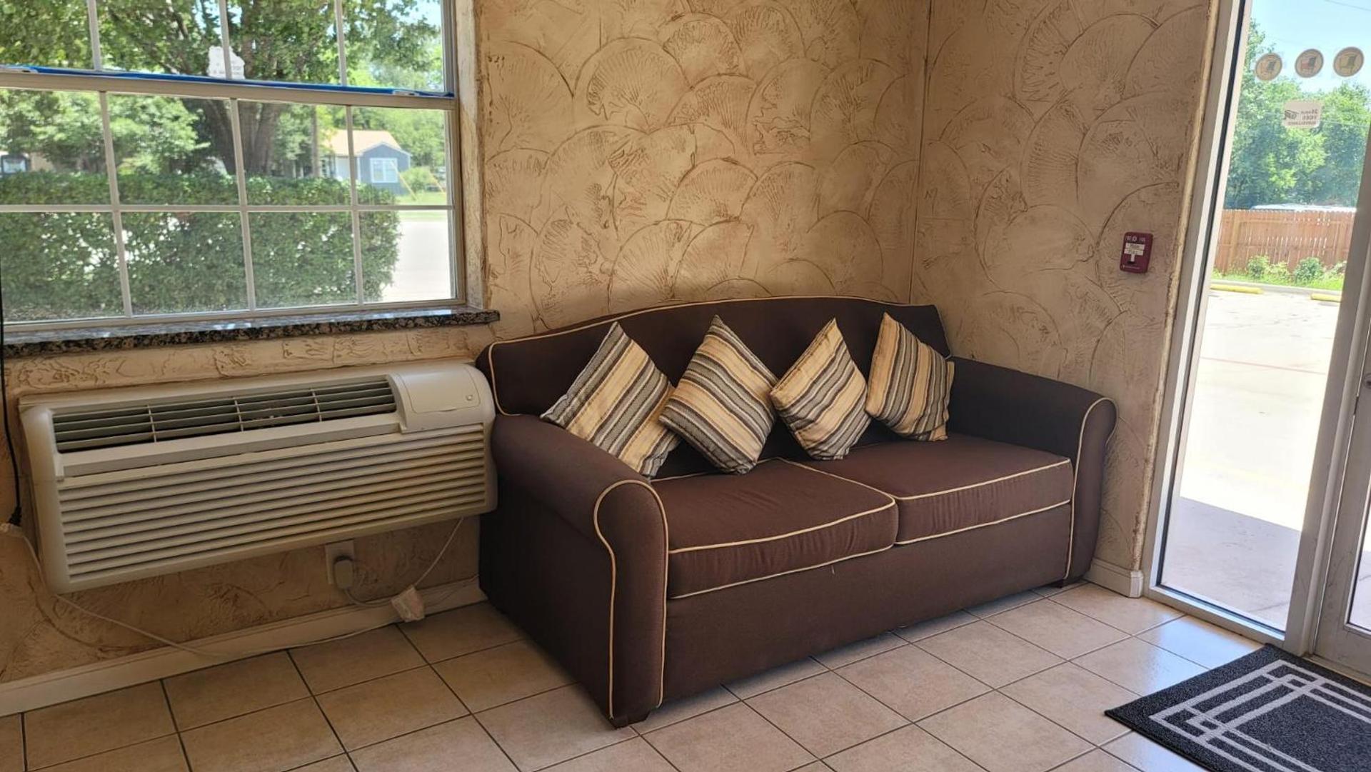 Benbrook Inn & Suites photo 31