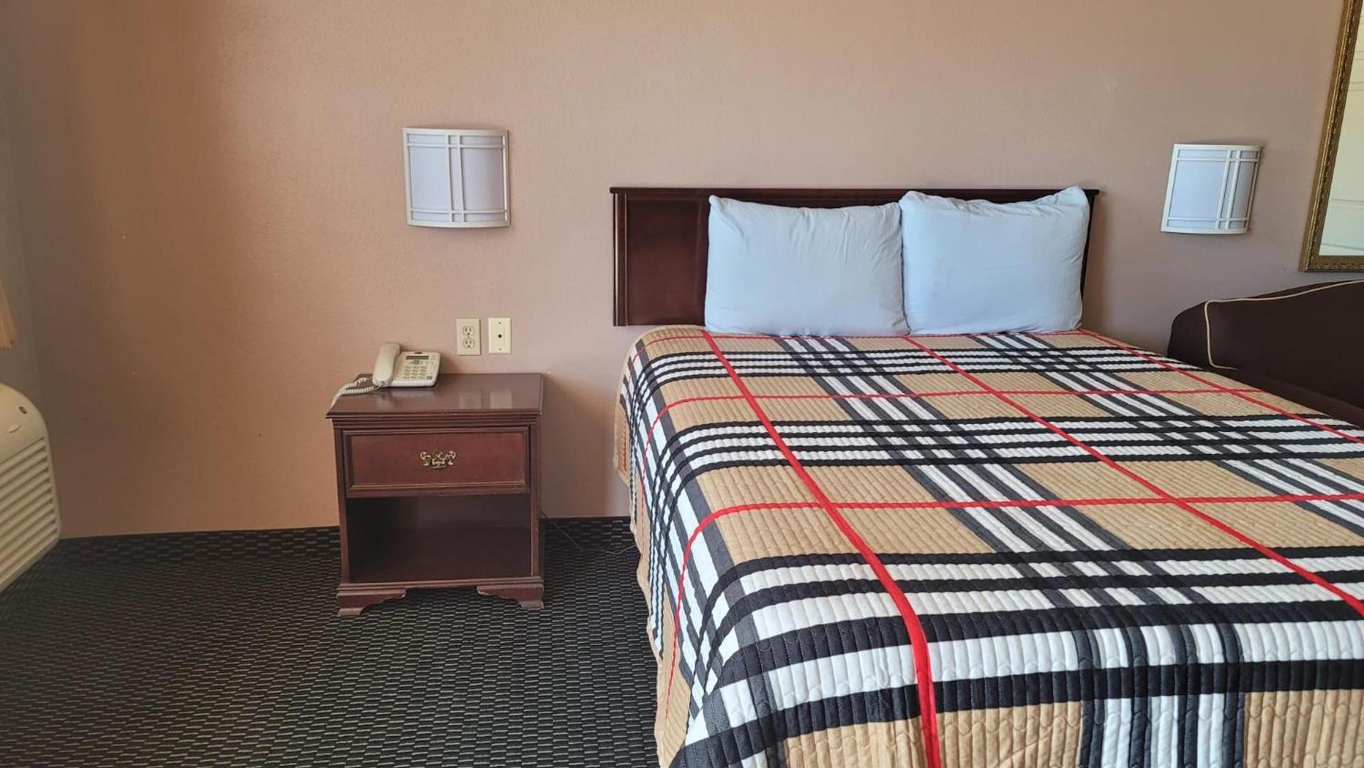 Benbrook Inn & Suites photo 32