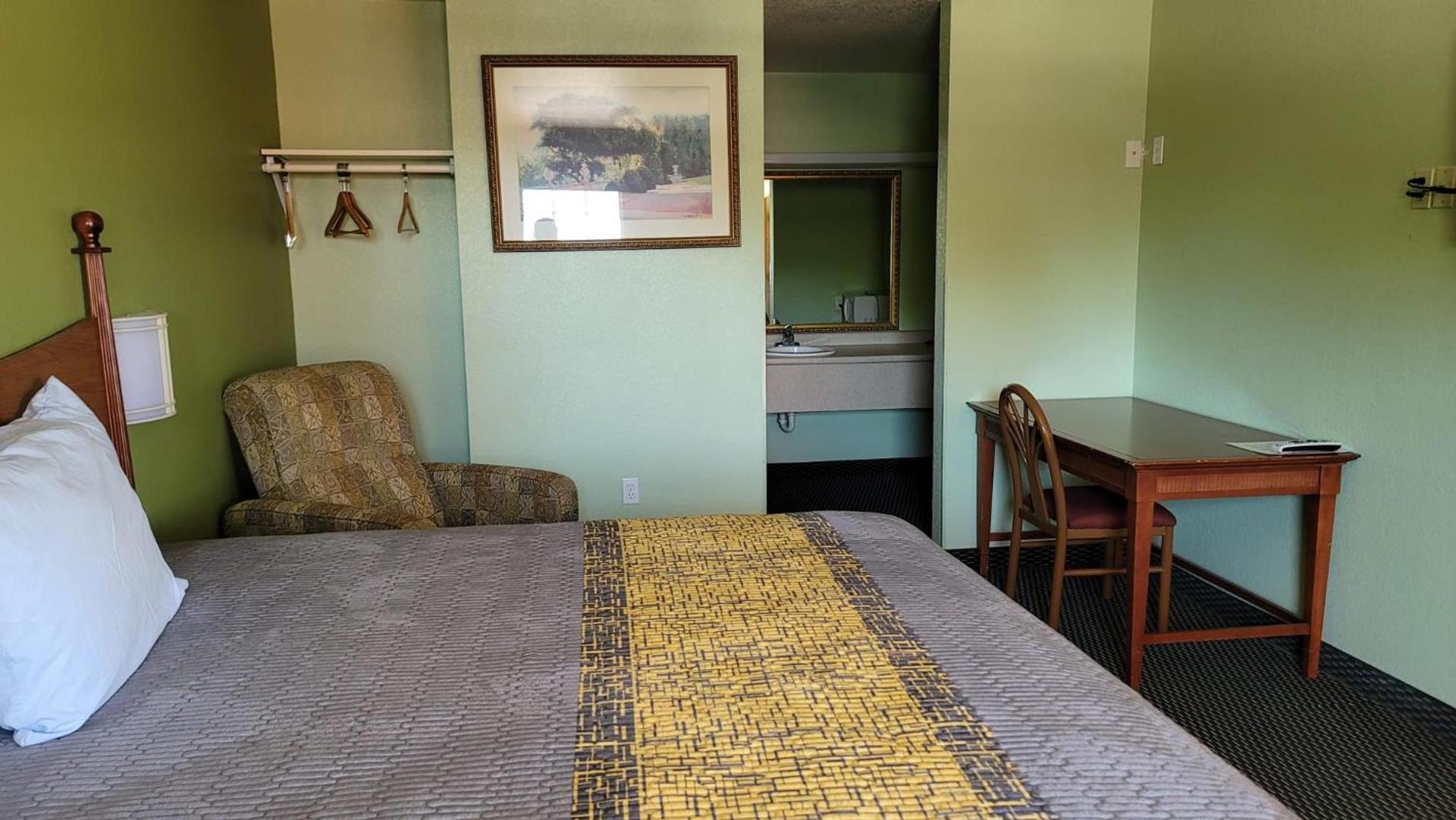 Benbrook Inn & Suites photo 35