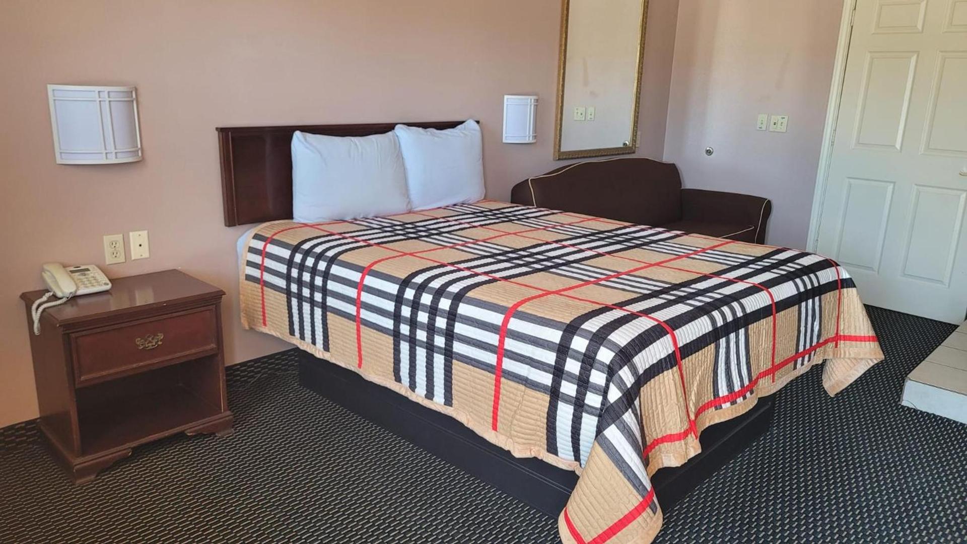 Benbrook Inn & Suites photo 37