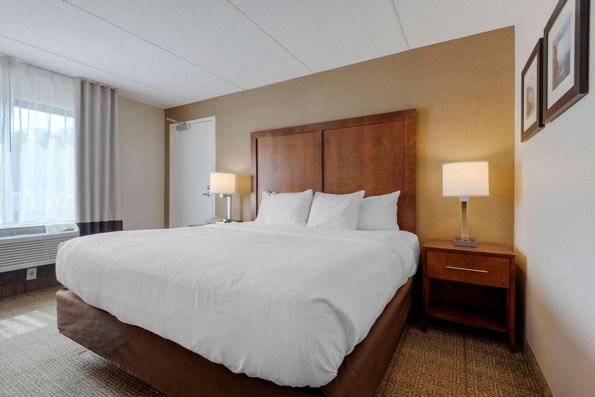 Comfort Inn The Pointe photo 13